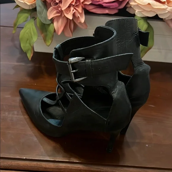 Marciano Leather Elegant Black Strappy Women's Shoes - Picture 5 of 9